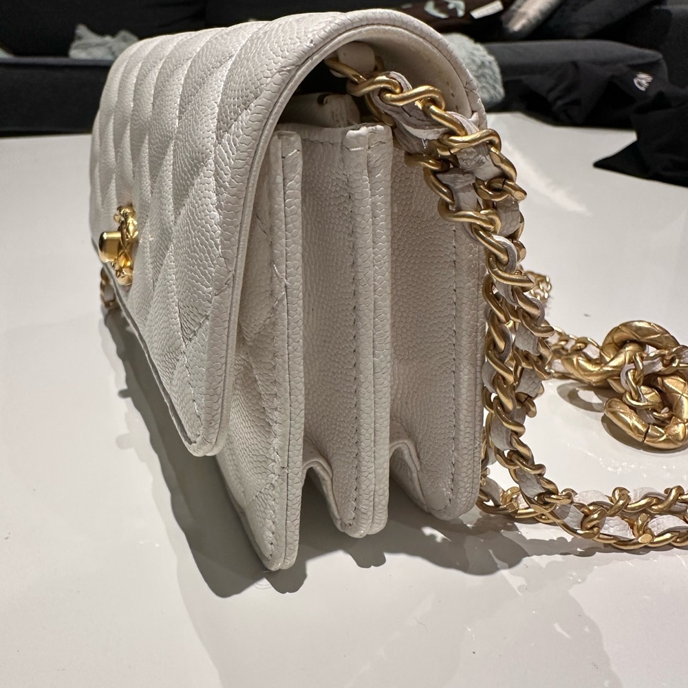 CHANEL White Quilted Clutch with Gold Chain - Picture 6 of 11